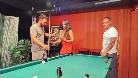 Deutsche, Brunette Schlampe Verfuhrt 2 Manner Beim Billard Spielen