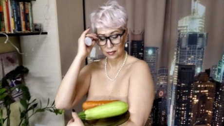 MILF secretary with zucchini and carrots in wet mature cunt... Vaginal testing of a mature slutty ))