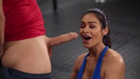 A long dick bodybuilder fucks a female fitness instrucor in the gym