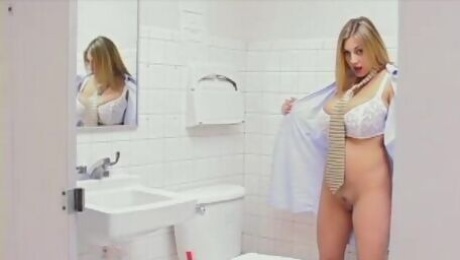 Big-boobed BBW Autumn-Jade sticks a nice toy in her hungry hole
